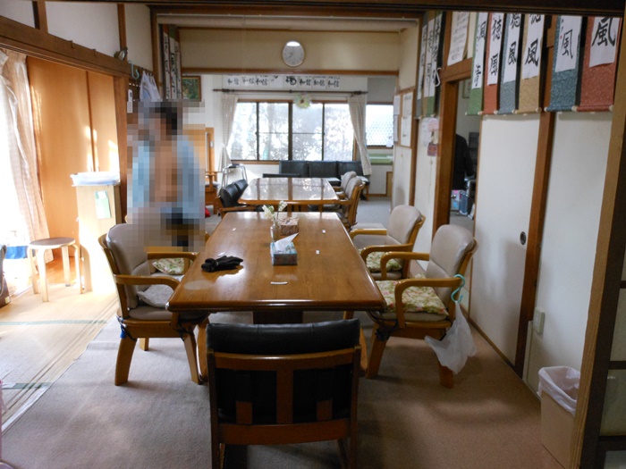 食堂を東側から見る